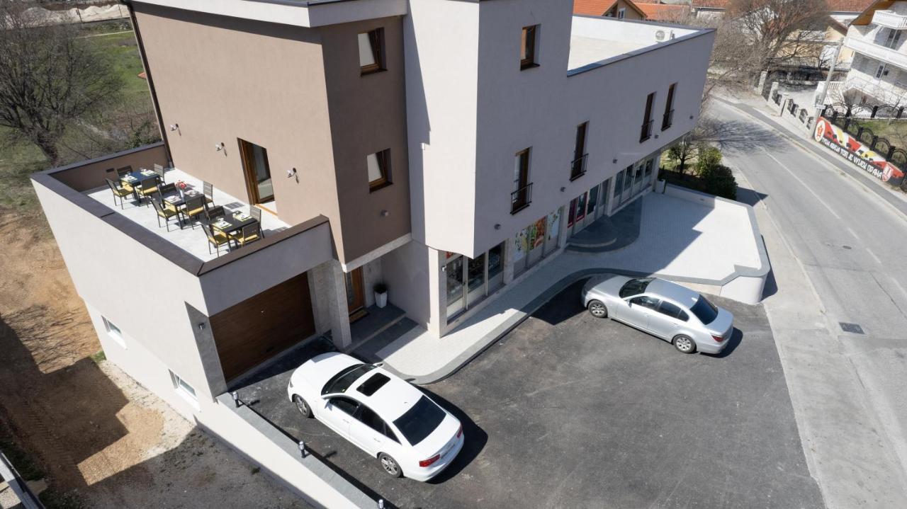Apartments And Rooms Smile Mostar Esterno foto